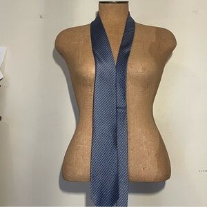 Jos. A. Bank Traveler Stain Resistant 100% silk tie long blue & white